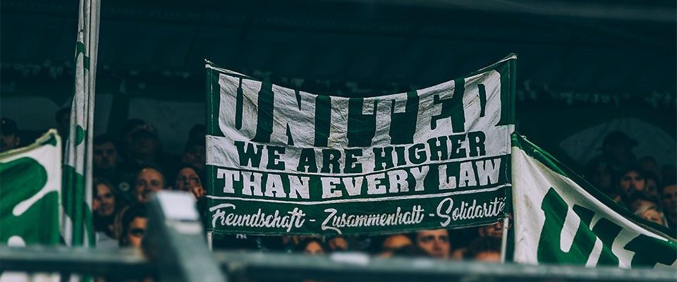 Doppelhalter mit der Aufschrift "United"