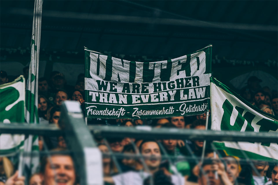 Doppelhalter mit der Aufschrift "United"